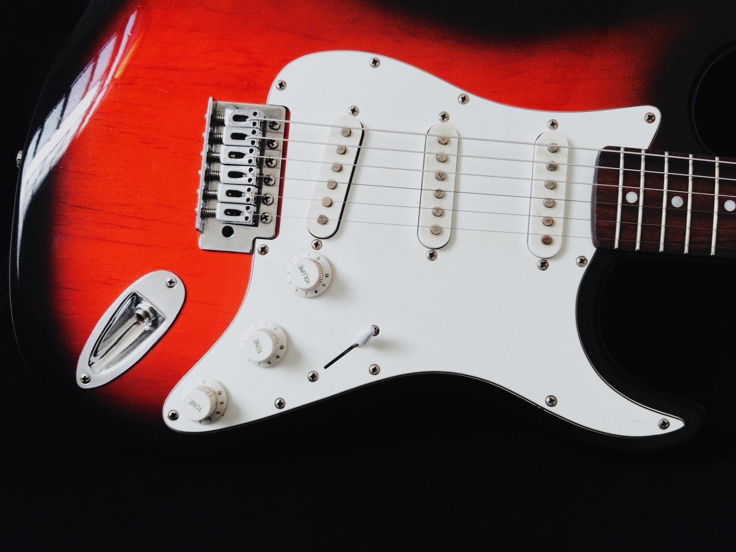 rote und weiße E-Gitarre, Music Academy Koenig