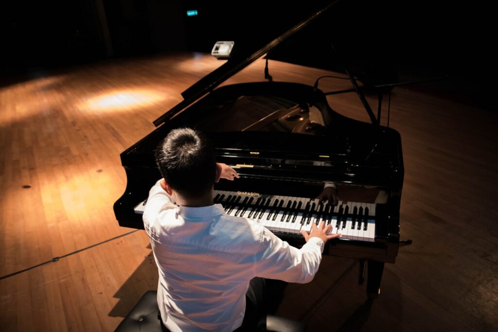Mann spielt Klavier auf einer Bühne, Tasteninstrumente, Music Academy Koenig