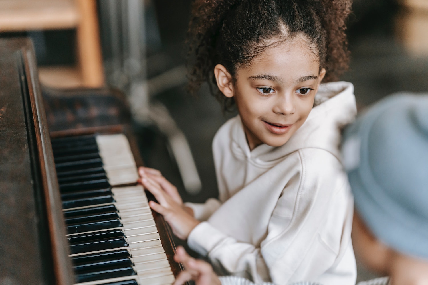 junges Mädchen spielt Klavier,Music-Kids, Music Acadmy Koenig